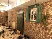 Portone antico arreda interno ristorante