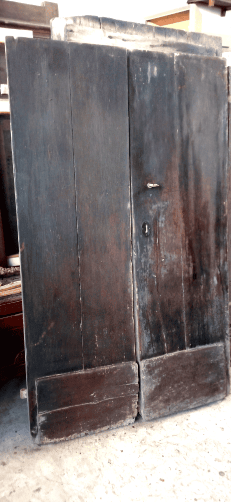 Antico portone di chiesa di montagna