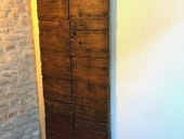 Portone antico toscano restaurato arreda interno moderno