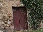 Il vecchio portone prima del restauro.