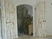 Portone bianco esterno country; il vecchio portone in shabby chic collocato