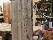 Un battente del portone di cantina prima del restauro.