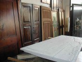 Un battente durante la laccatura a mano.