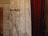 Vista Shabby di un battente del portone.