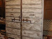 Entrambe le porte con finitura anticata.