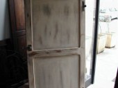 Vista posteriore della piccola porta Vecchia in Shabby Chic.