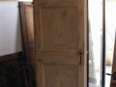 Vecchia porta di casa di campagna finita in Shabby.