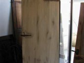 Vista posteriore di una vecchia porta di cascina in Shabby Chic.