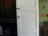 Vista posteriore della porta Shabby in bianco.