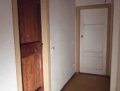 Porta Shabby bianco collocata in un interno.