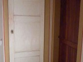 La porta in Shabby bianco affiancata ad altra porta.