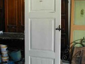 Bella porta antica finita in shabby chic con colore bianco assoluto.