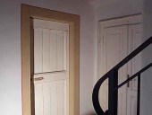 Altra vista porta shabby in un interno.