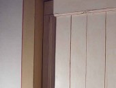 Dettaglio porta shabby restaurata, contorno e filetto.