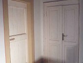 Due porte antiche in shabby affiancate.