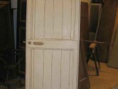 Vecchia porta a tagliere finita in avorio shabby.