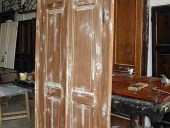 La porta antica liberty durante la fase di stuccatura e falegnameria.