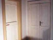 Vista completa frontale porta liberty restaurata e finita in sbabby chic bianco.