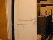 Vista posteriore porta finita in shabby naturale