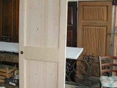 Porta a tagliere scorrevole con finitura shabby chic.