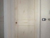 Porta scorrevole in shabby collocata.