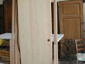 Vista retro della porta scorrevole da finire in shabby chic naturale