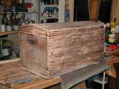 Baule durante una prima carteggiatura.