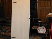 La piccola porta vecchia durante la laccatura a mano, prima dello shabby naturale.
