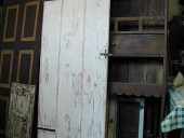 La porta in shabby chic naturale finita, nella vista posteriore.