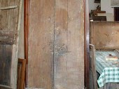 Vista posteriore porta antica laccata prima del restauro.