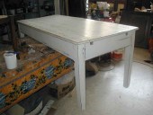 Tavolo con finitura in shabby chic naturale.