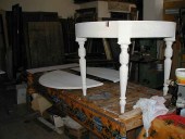 Tavolo shabby antico; il tavolo rotondo in fase di restauro.