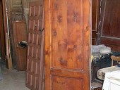Vecchia porta prima della finitura in shabby chic naturale