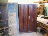 Il vecchio armadio in faggio prima della trasformazione in shabby