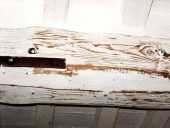 Dettaglio del grosso trave in shabby chic naturale