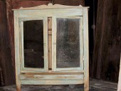 Il piccolo mobiletto vecchio pensile, restaurato in shabby chic