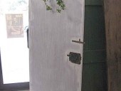 Porta in shabby nella vista posteriore