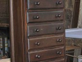 Piccolo mobile prima della trasformazione in shabby chic naturale