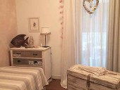 Il baule shabby chic completa romanticamente la camera