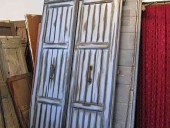 Il portone antico diventato metropolitano, ruvido, materico