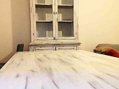 Credenza e tavolo classici trasformati in shabby chic naturale