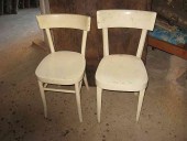 Due vecchie sedie prima di essere trasformate in shabby chic