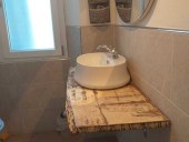 Piano in shabby chic con lavabo appoggio montato