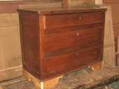 Il cassettone antico in noce nazionale