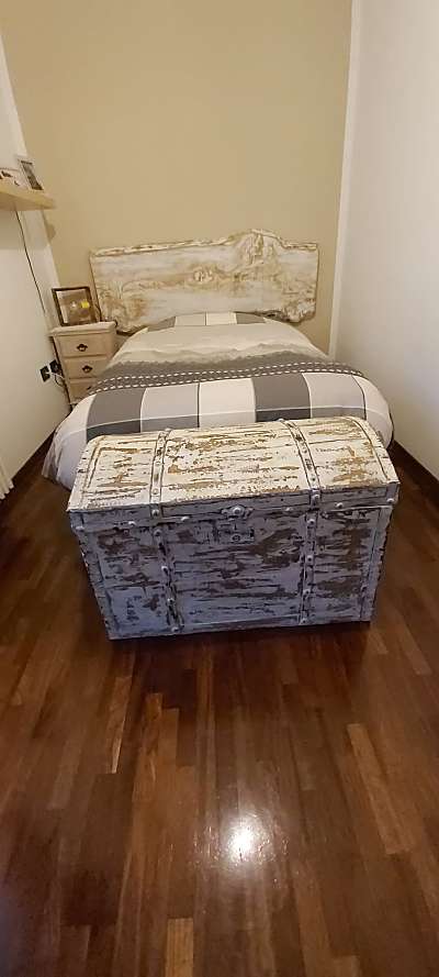 Camera con testiera e baule in shabby