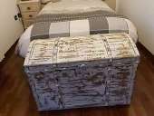 Camera con testiera e baule in shabby