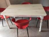 La tavola vecchia trasformata in shabby chic