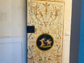 Porta antica shabby con decorazione classica