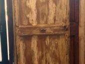 La porta vecchia in shabby chic naturale