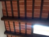 Soffitto con travi e e travetti legno a vista